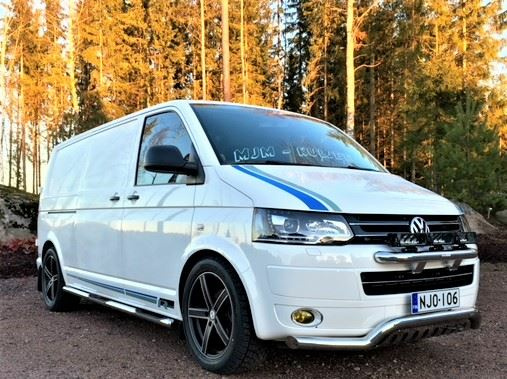 Kuvassa Kylkiputket askelmilla VW Transporter T5/6/6.1, LWB