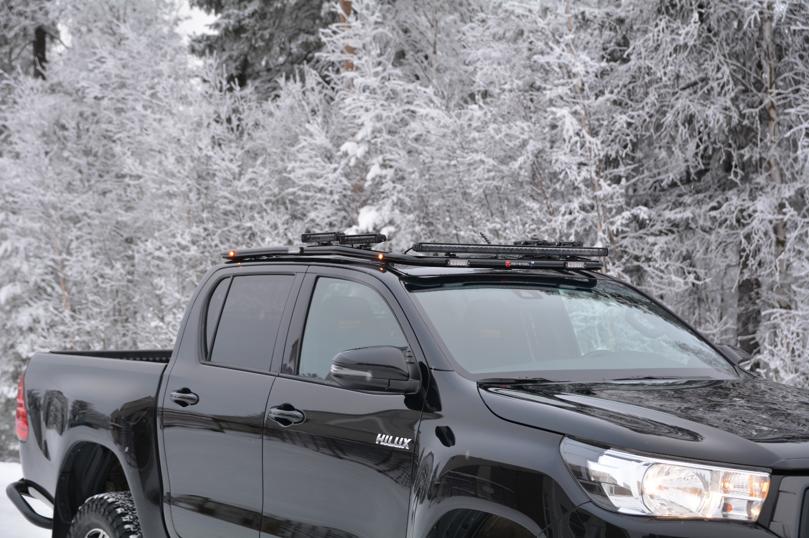 Kuvassa Kattovaloteline Toyota Hilux Double Cap 2017-