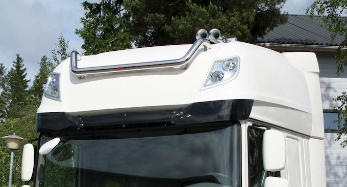 Kuvassa Lisävaloteline katolle Daf XF 106