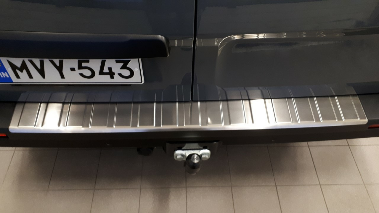 Kuvassa Takapuskurin suoja Opel Vivaro 2014-2019