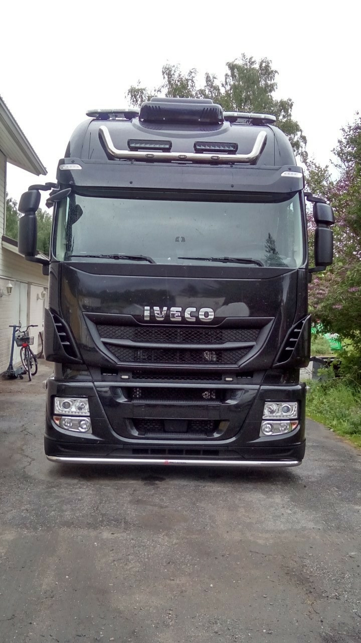 Kuvassa Lisävaloteline katolle Iveco Stralis Hi-Way 2013-