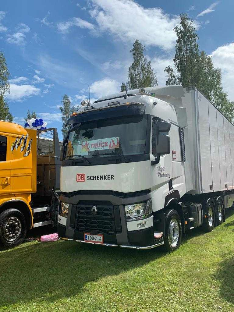 Kuvassa Lisävaloteline lipan päälle Renault T-sarja