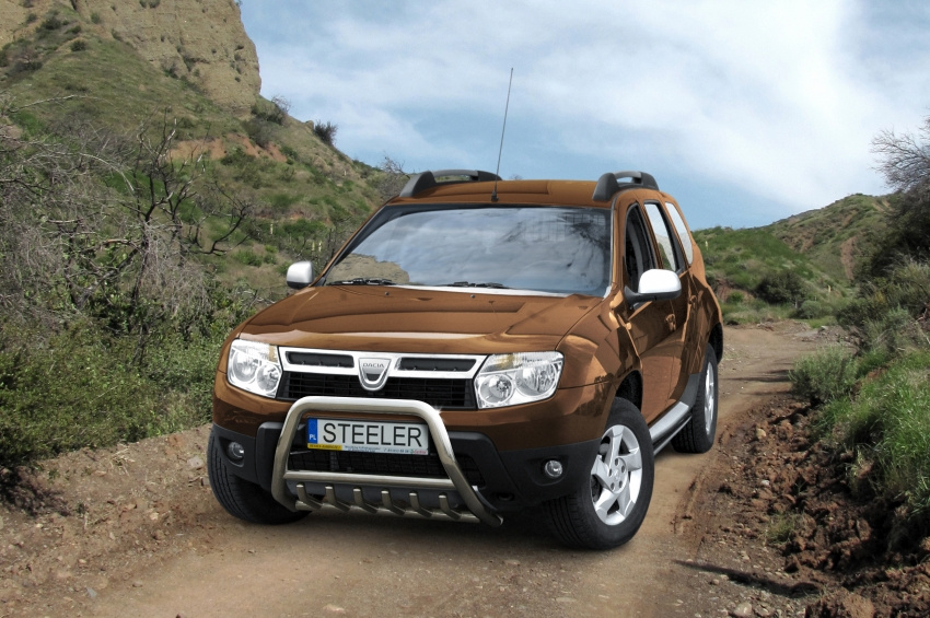 Kuvassa STEELER Lisävaloteline Dacia Duster 2010-