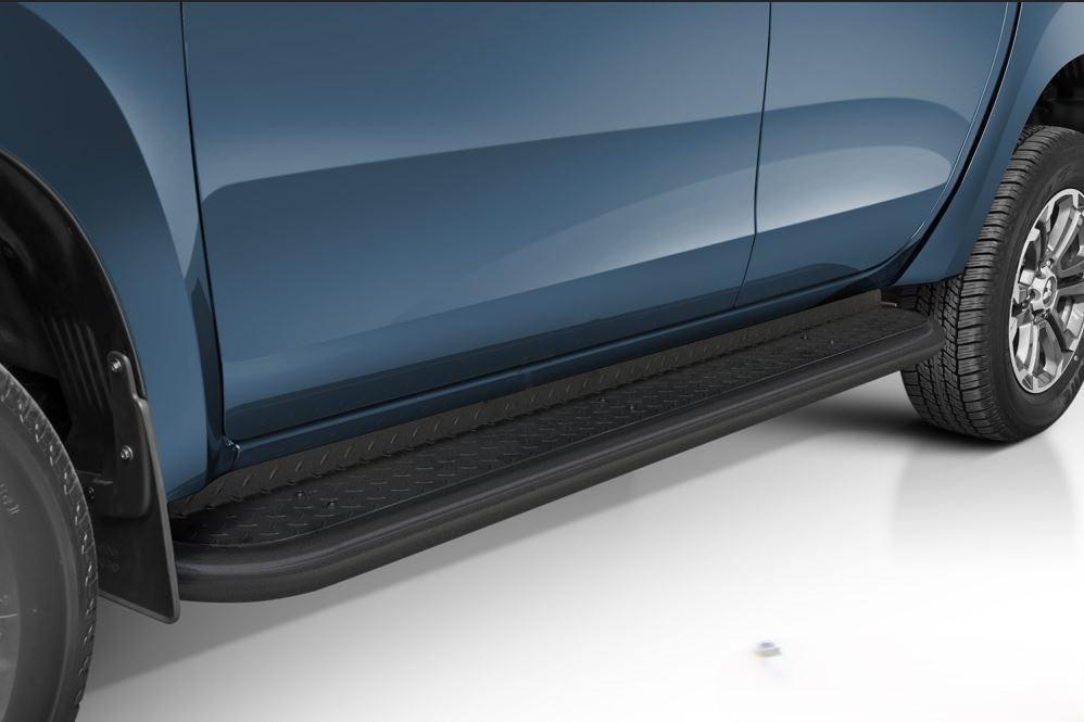 Kuvassa Kylkiputket ja astinlaudat Mitsubishi L200 2019-, Musta