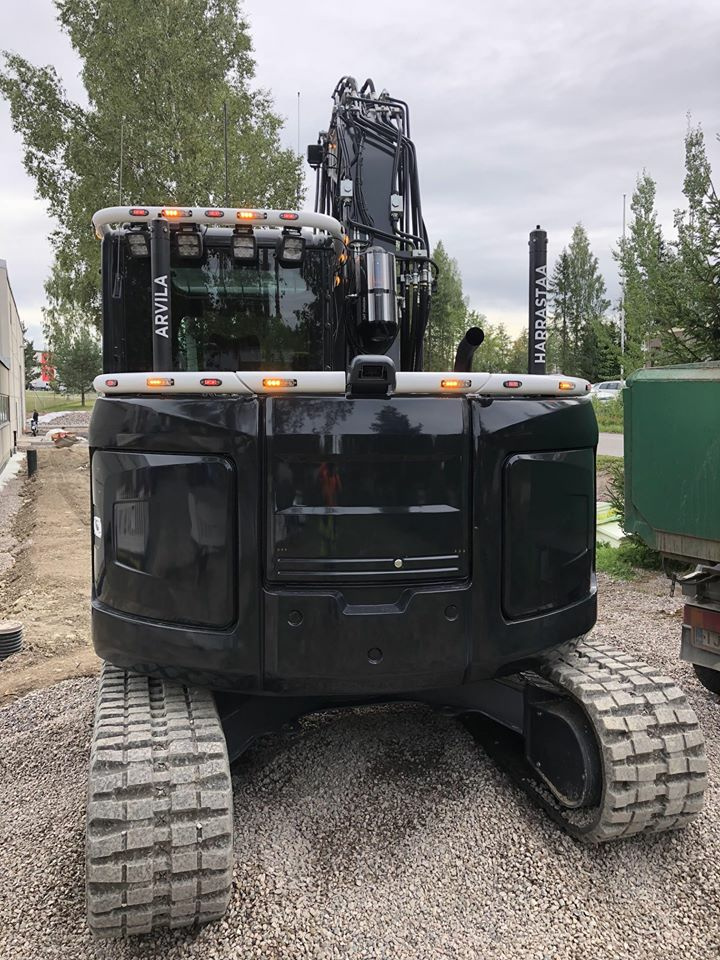 Kuvassa Lisävaloteline taakse / peräpuntin päälle Kobelco SK75SR-3E