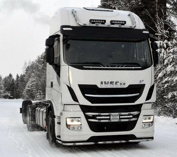 Kuvassa Lisävaloteline maskiin Iveco Stralis 2013-