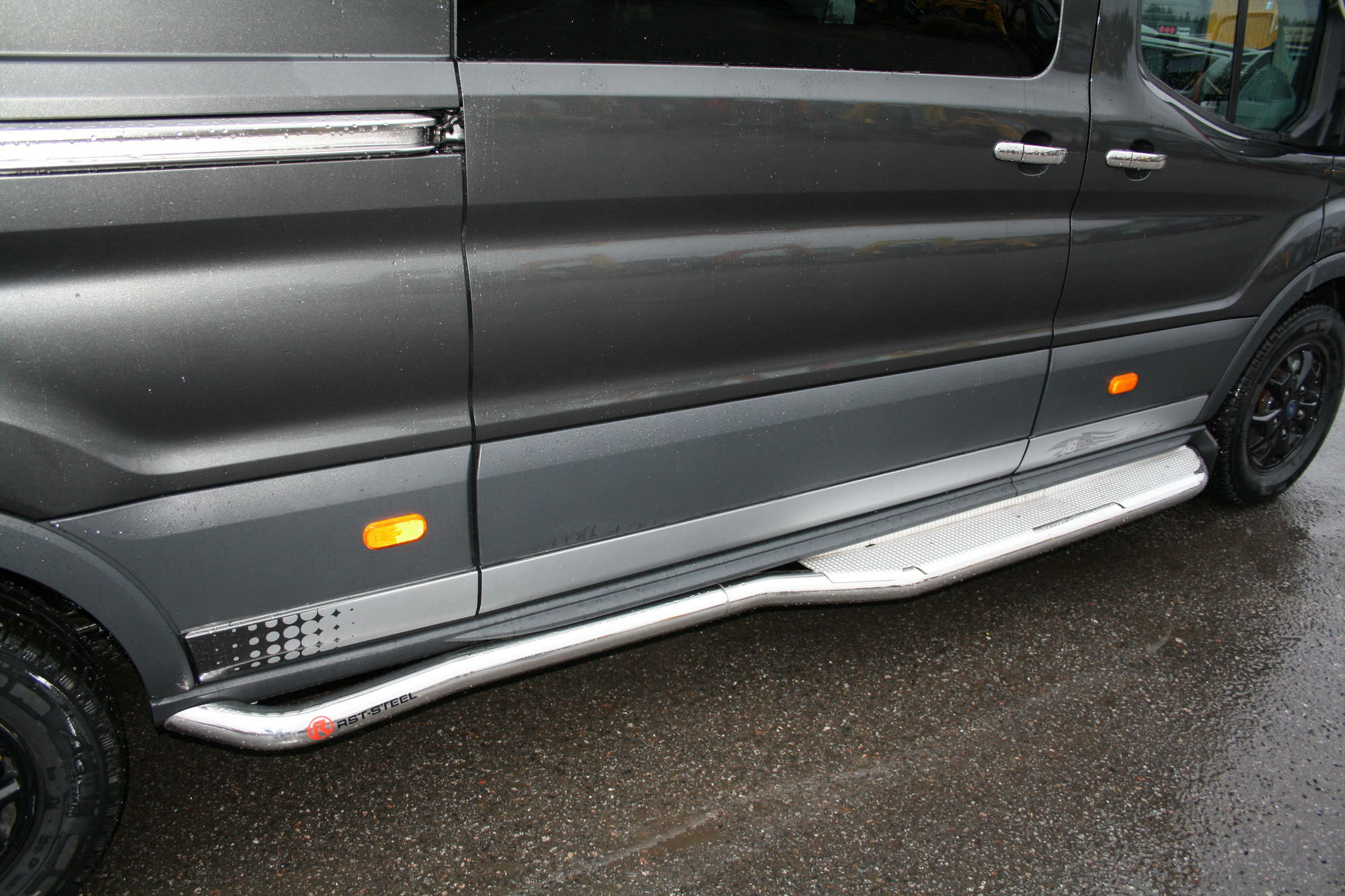 Kuvassa Kylkiputket astimilla Ford Transit 2014- pitkä akseliväli (LWB)