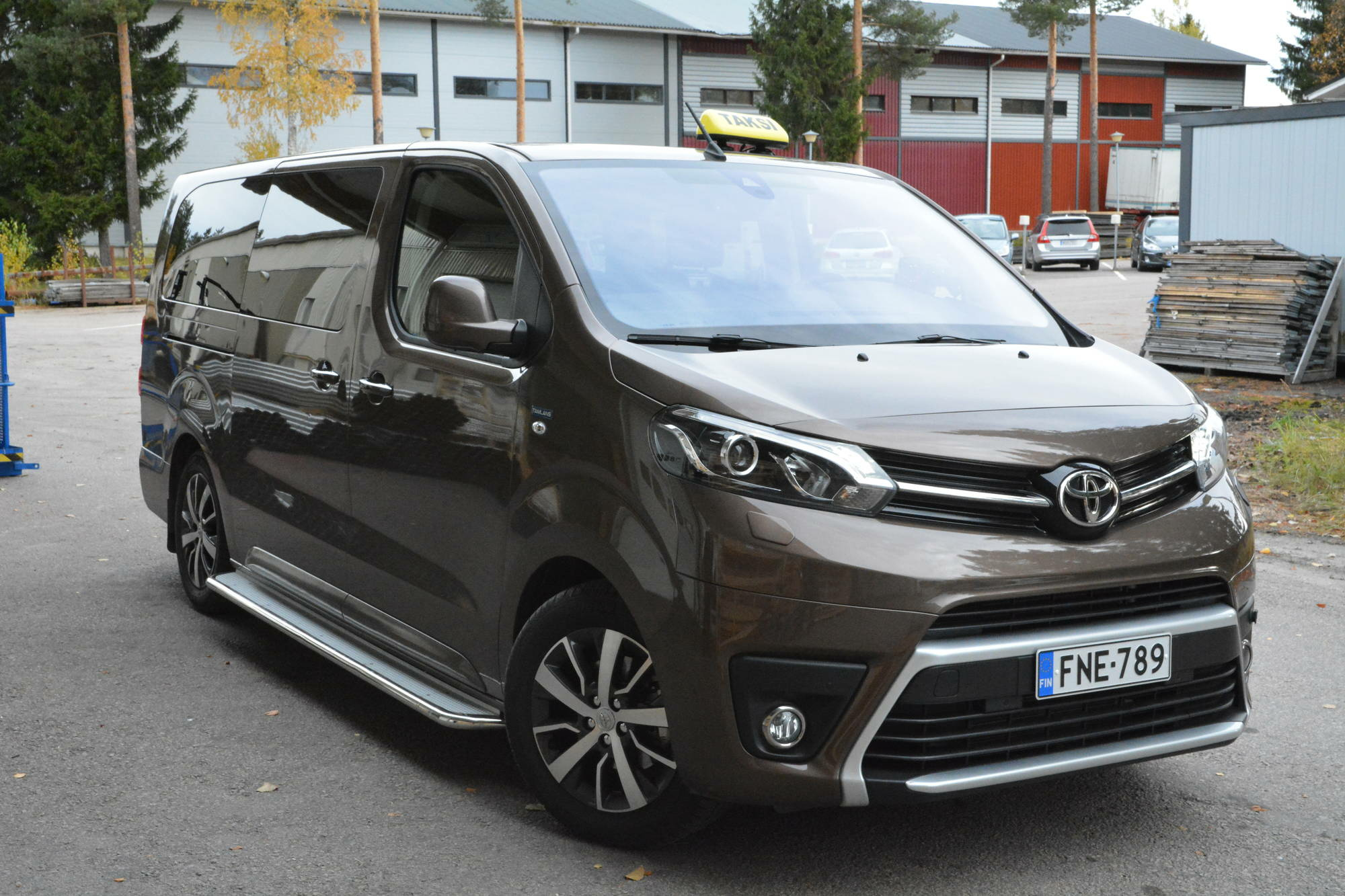 Kuvassa Astinlaudat Toyota Proace 2017- pitkä akseliväli (LWB)
