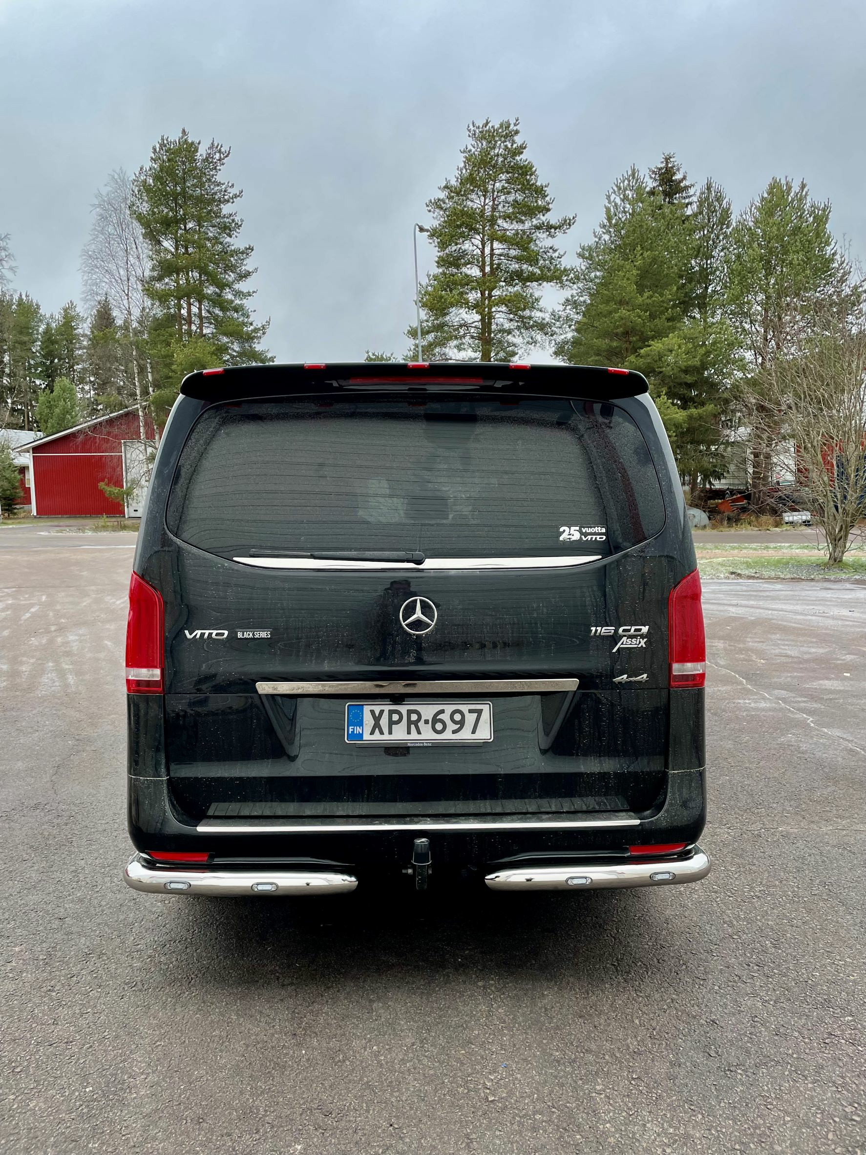 Kuvassa Takaluukun alareunan kromilista MB Vito 2015-