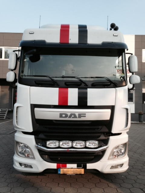 Kuvassa Lisävaloteline maskiin Daf XF 106