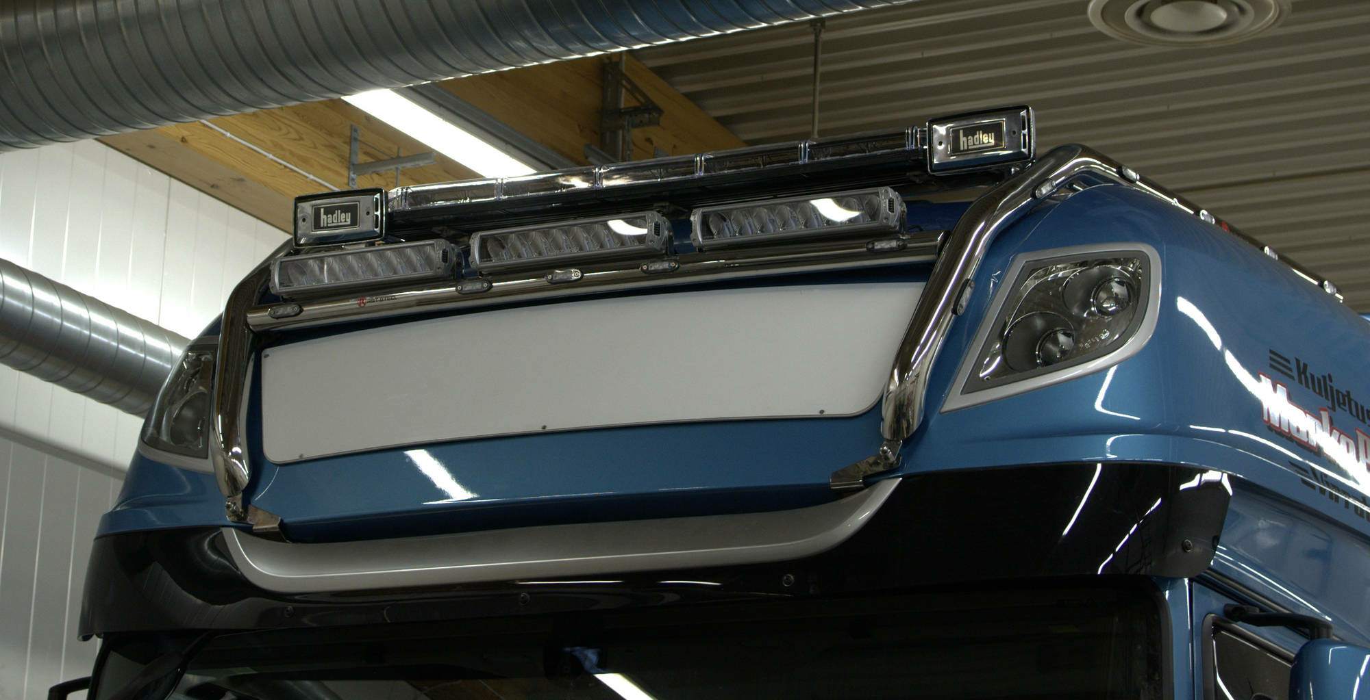 Kuvassa Lisävaloteline katolle jatkoilla DAF XF 106