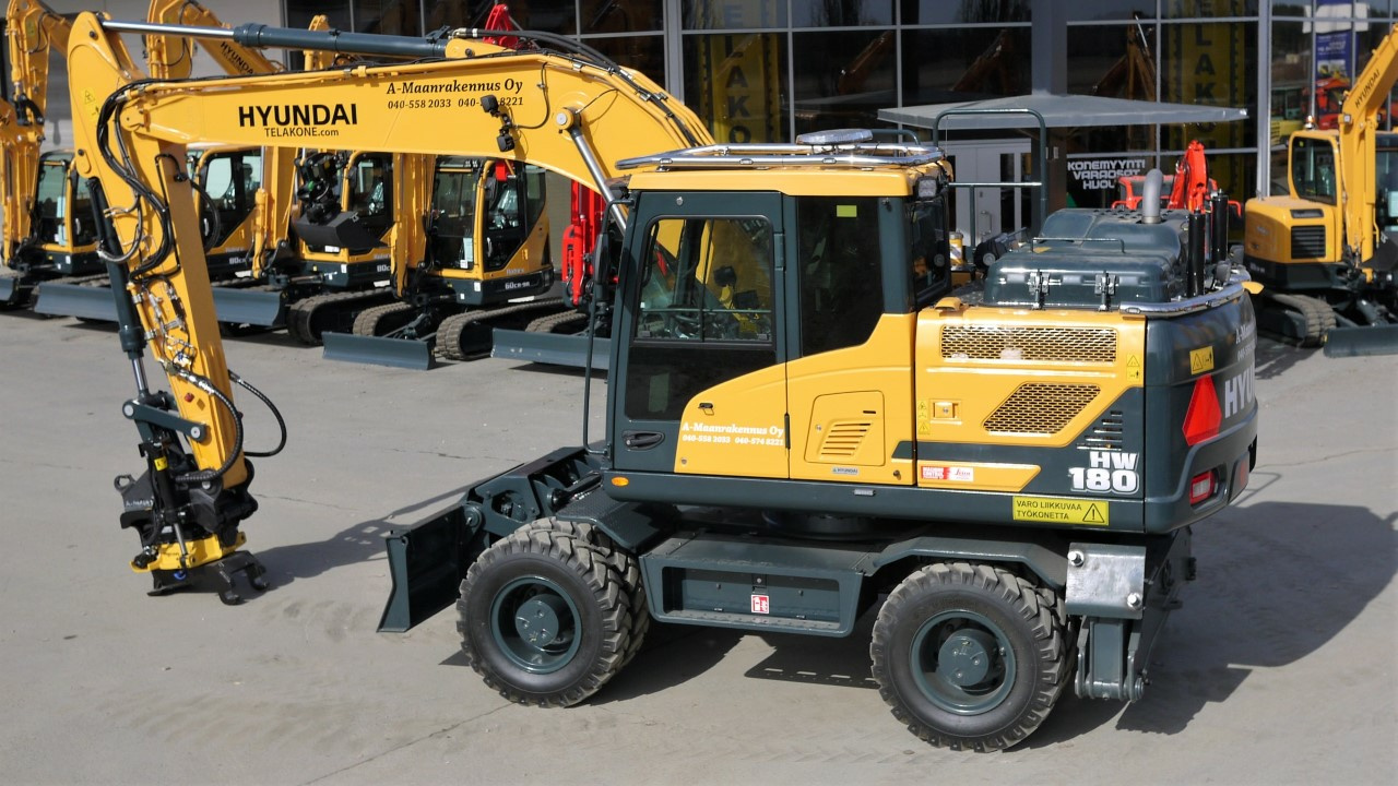 Kuvassa Lisävaloteline katolle Hyundai L-hyttisiin kaivinkoneisiin