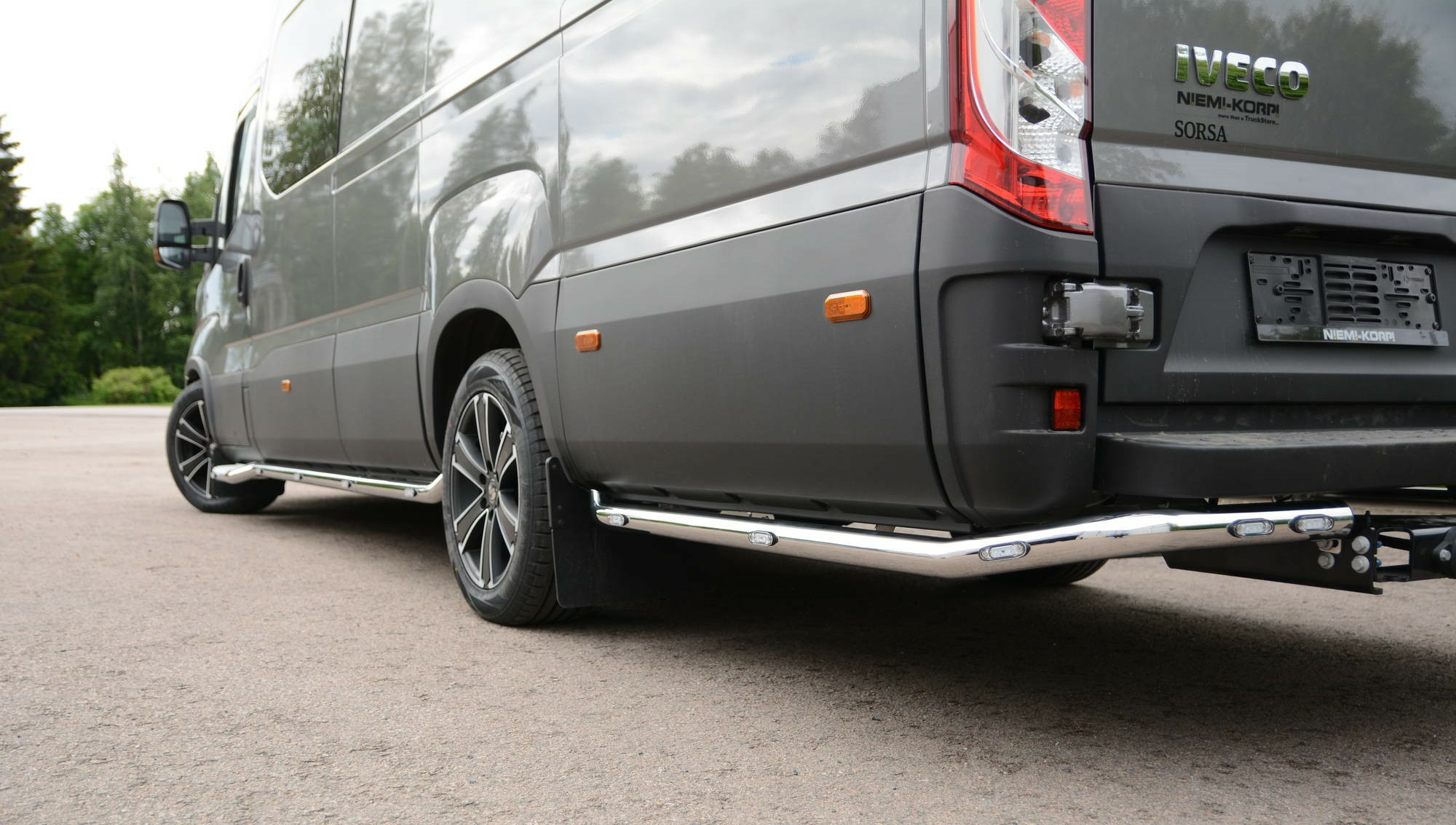 Kuvassa Takakulmaputket Iveco Daily 2019- (ykköspyörillä)