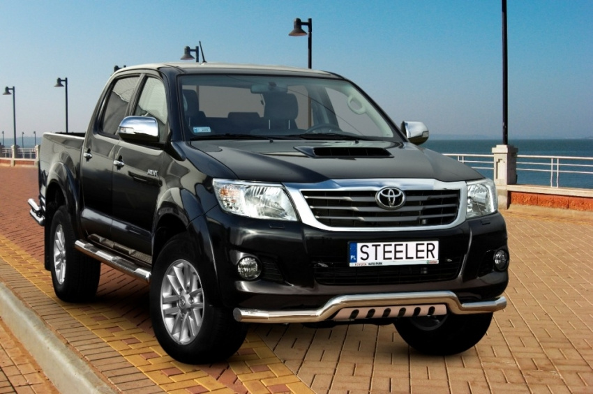 Kuvassa Etupuskurin suojaraudat Toyota Hilux 2005-2015
