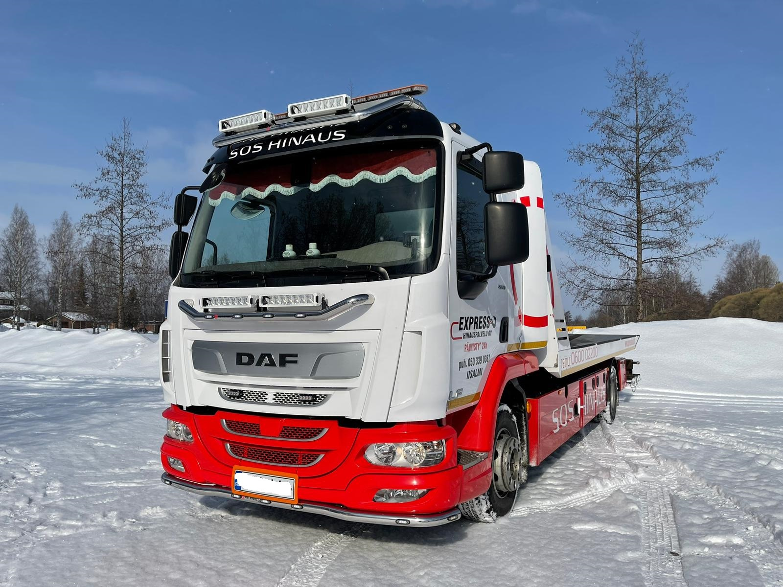 Kuvassa Lisävaloteline katolle DAF LF