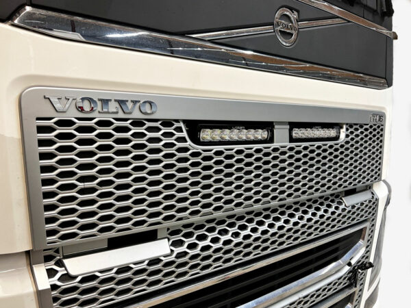 Grille integration Kit Volvo FH4 – With Lazer ST series lights - Bilde 2
