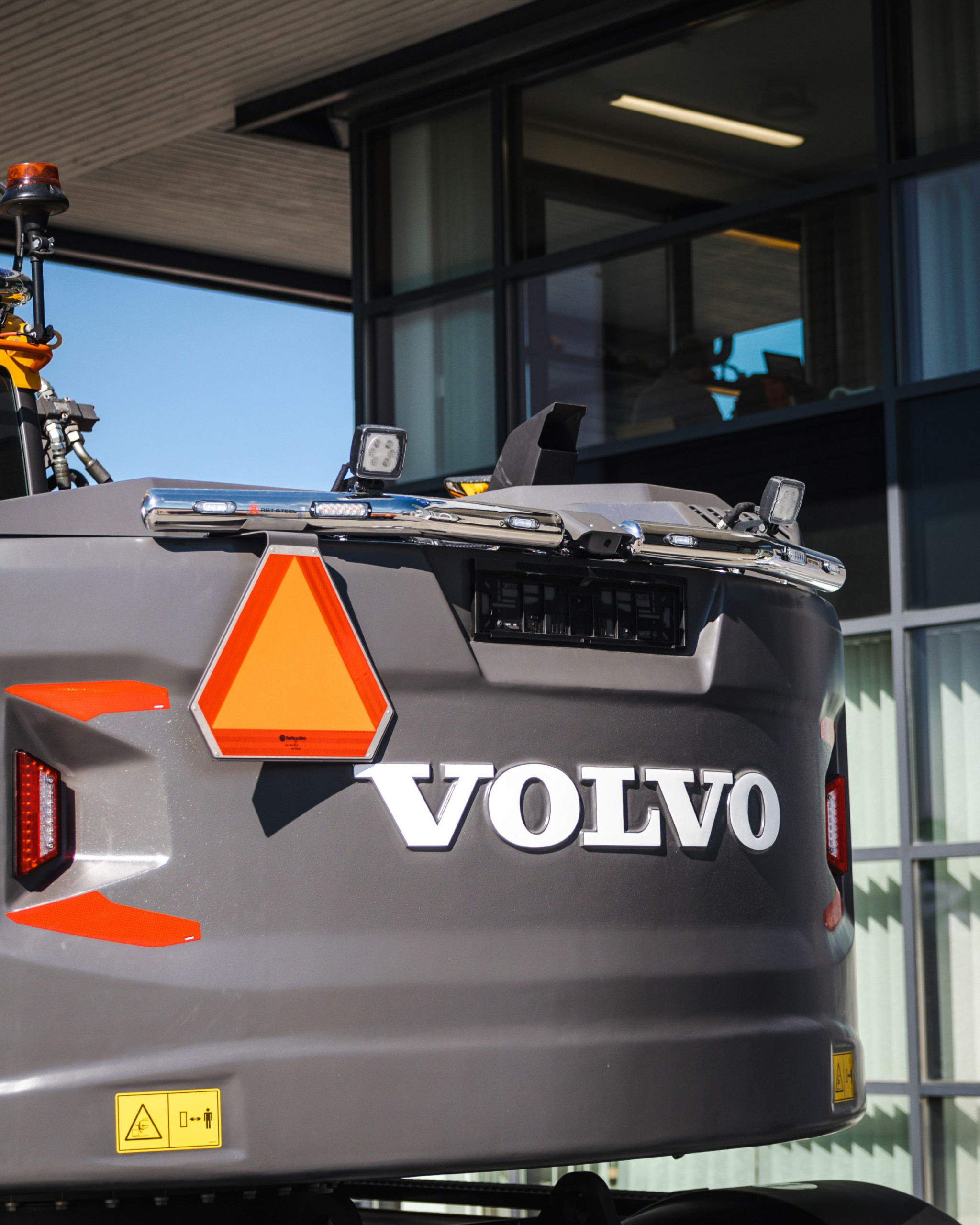 Kuvassa Valoteline taakse/peräpuntin päälle Volvo EWR150EL 2016->