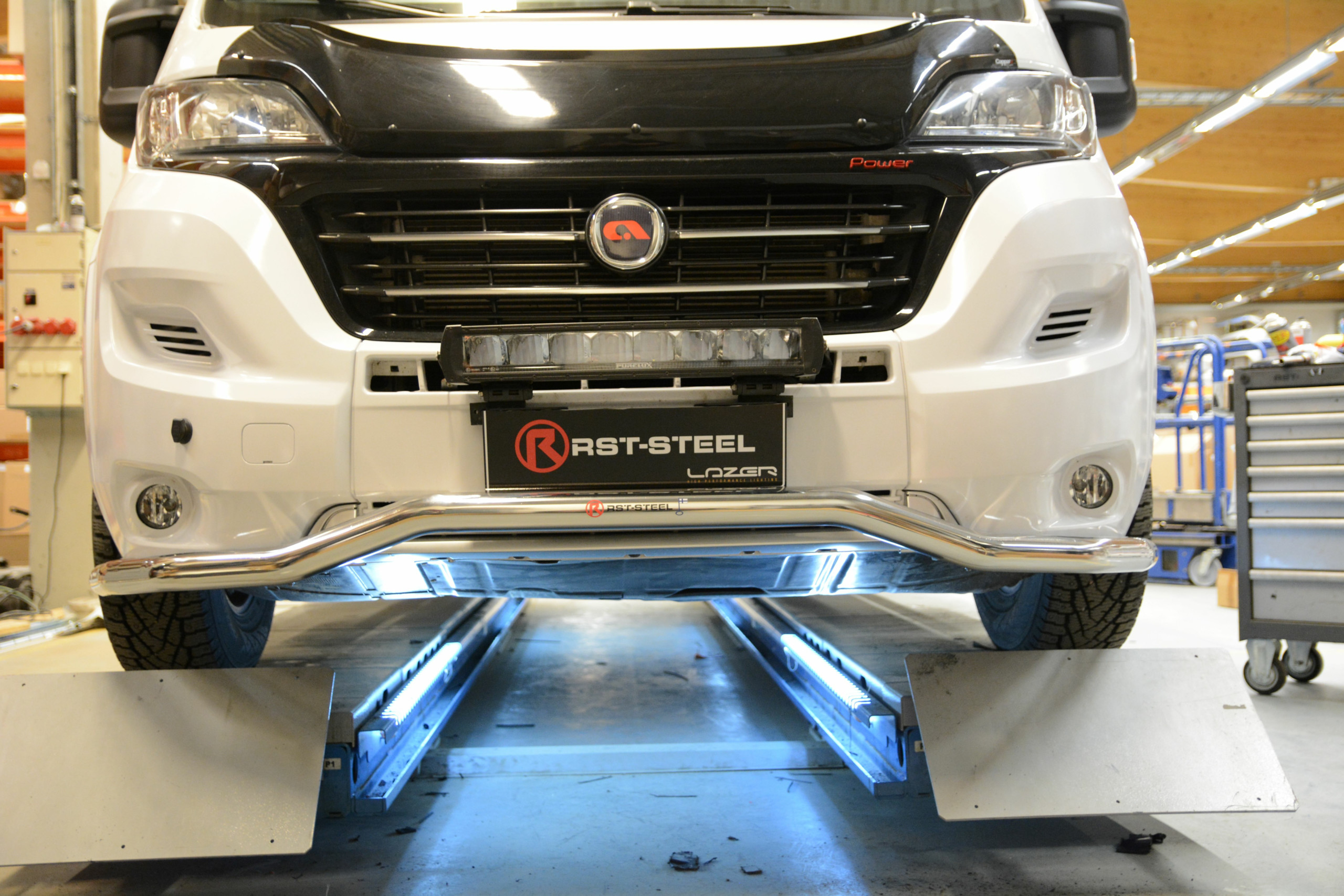 Kuvassa Etupuskurin suojarauta Fiat Ducato 2006-