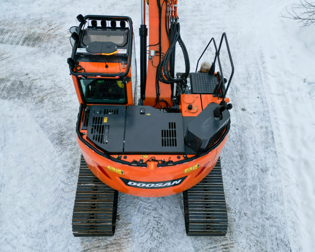 Kuvassa Lisävaloteline taakse/ peräpuntin päälle Doosan DX235LCR-5