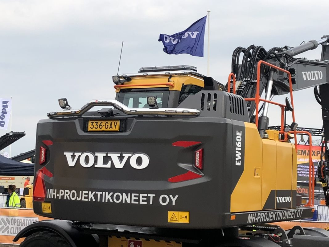 Kuvassa Valoteline taakse / peräpuntin päälle Volvo EWR160E 2016-