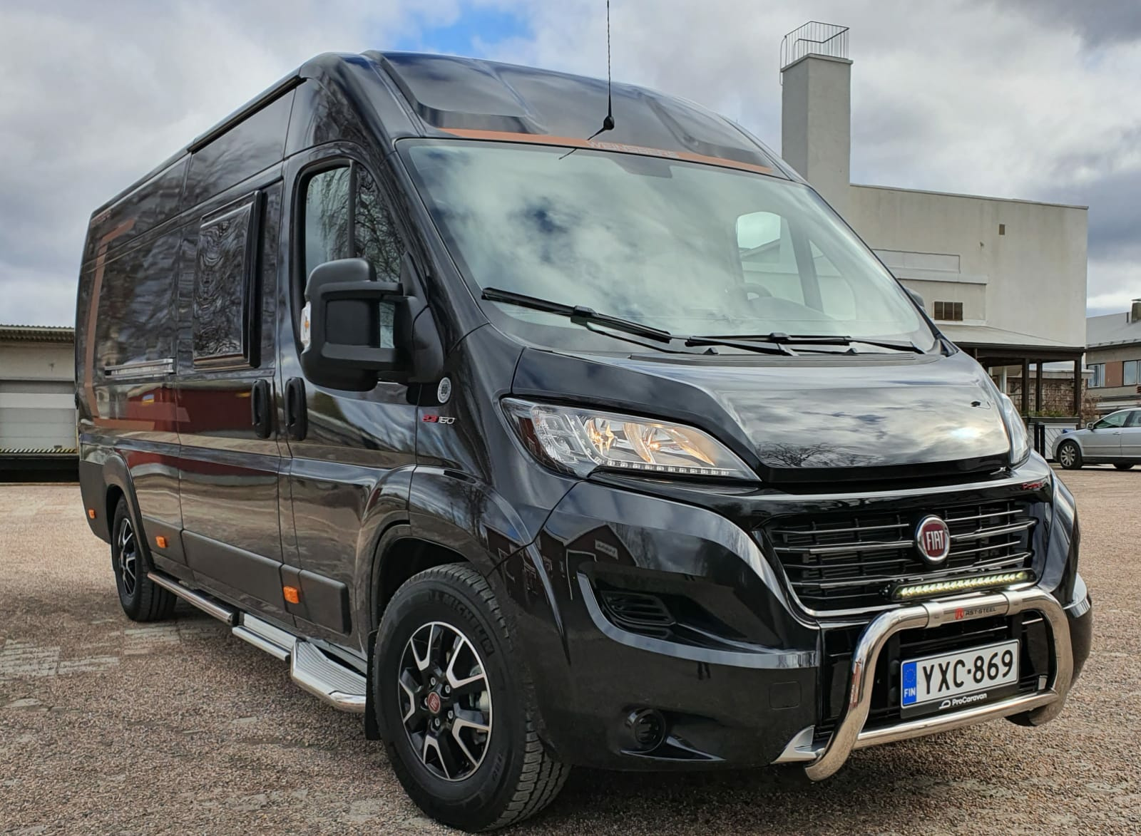 Kuvassa Astinlaudat pitkä av. Fiat retkeilyauto 2007-