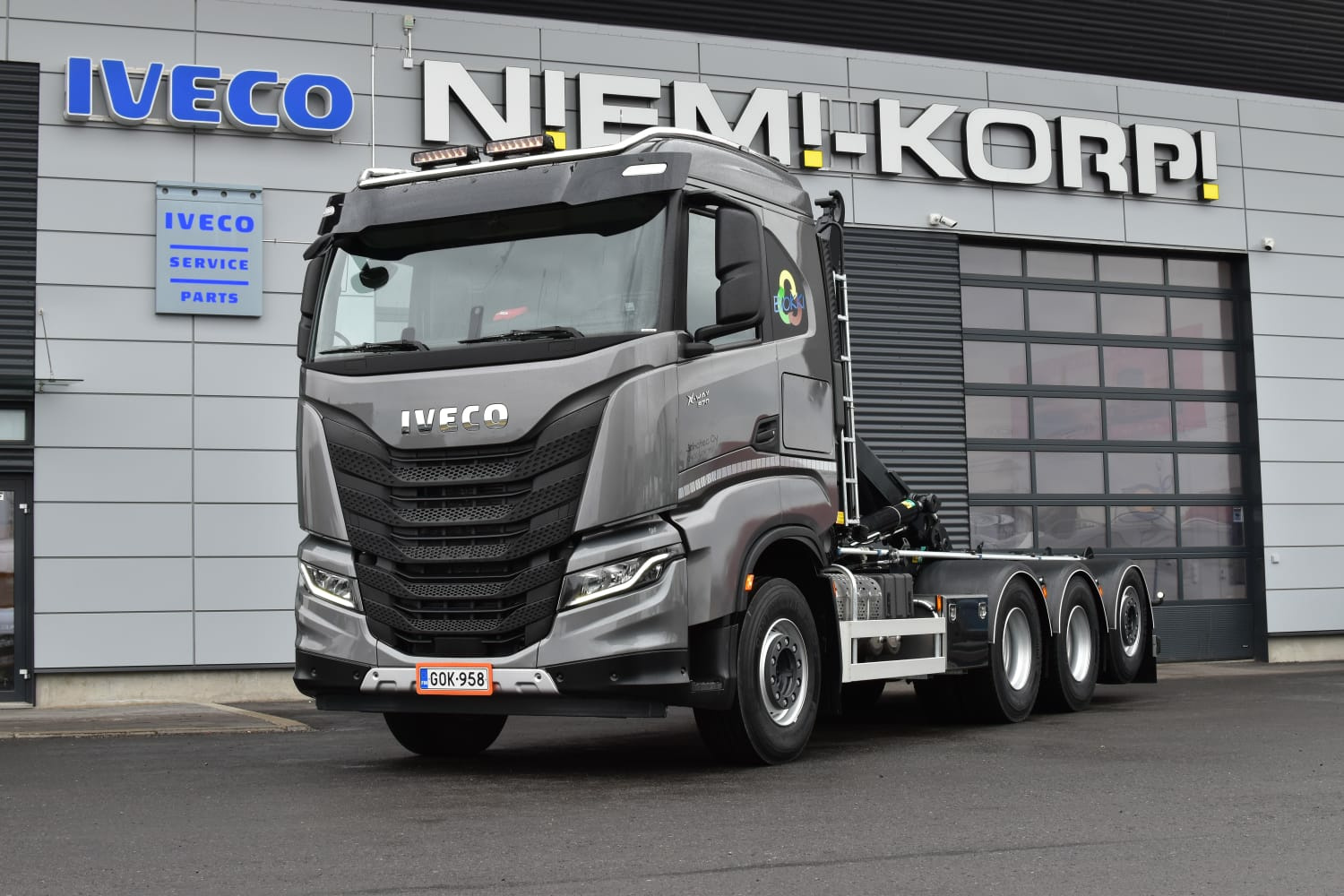 Kuvassa Lisävaloteline jatkoilla, Iveco AS S-WAY/ X-WAY 2019- matala ohj.