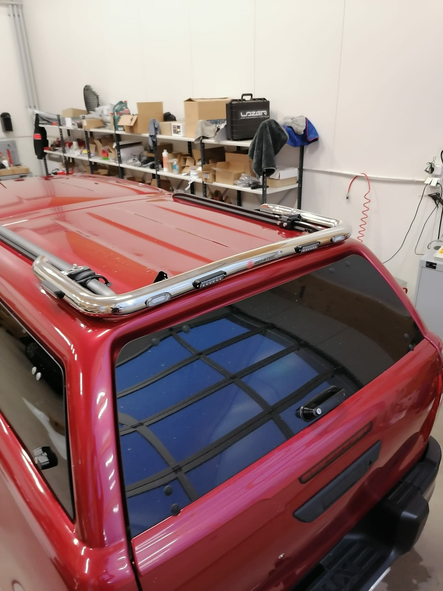 Kuvassa Toyota Hilux Double Cab 2016-> työvaloteline lavakatteen päälle