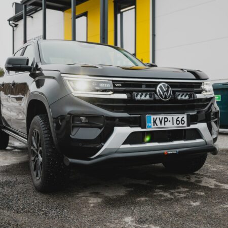 Volkswagen Amarok 2023- modell som har främre spoilerbåge på sig.