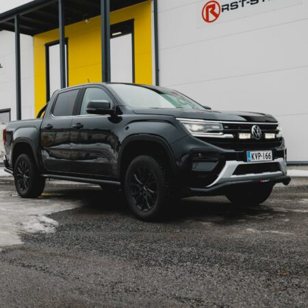 Volkswagen Amarok 2023- modell som har sidobalkar på sig.