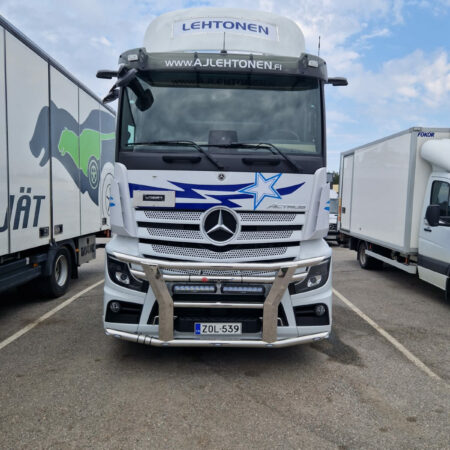 Kuvassa Bull Bar Lite Mercedes-Benz Actros L (2,3m)