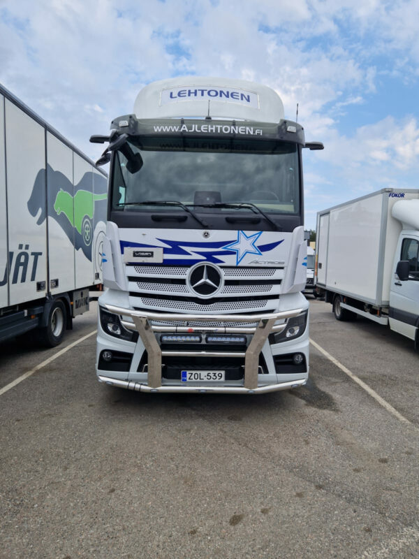 Kuvassa Bull Bar Lite Mercedes-Benz Actros L (2,3m)
