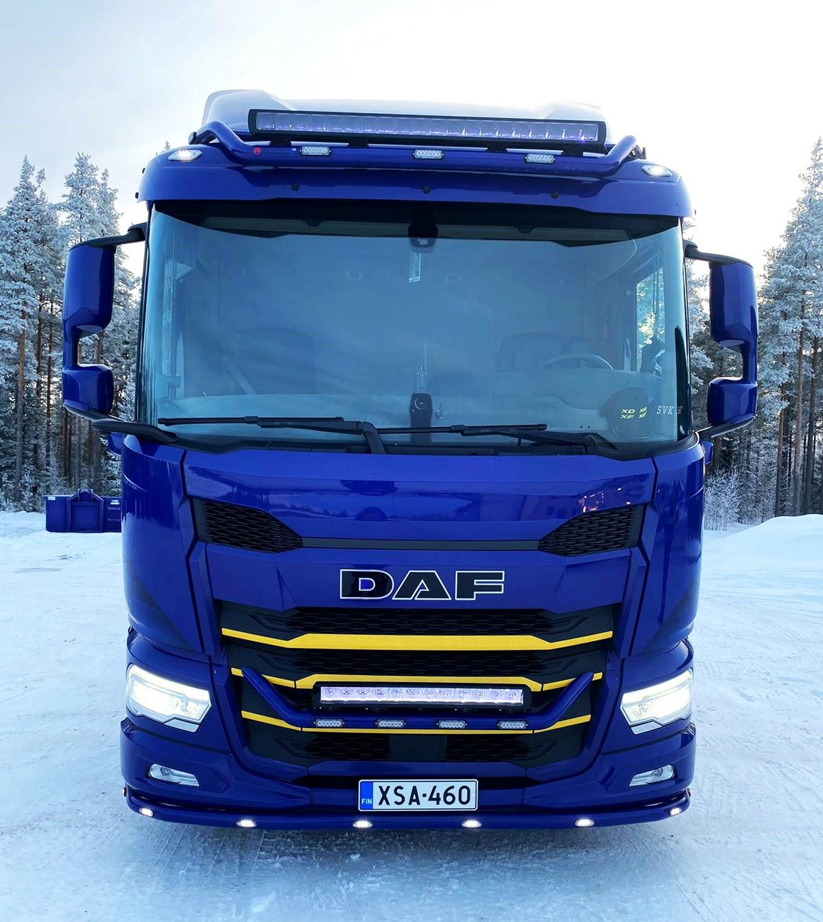 Kuvassa Lisävaloteline katolle DAF XD (iso kattospoileri) 2023-