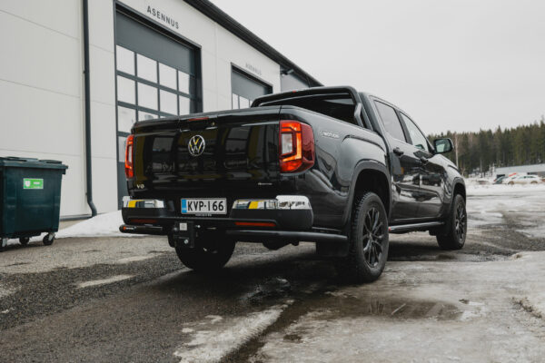Volkswagen Amarok 2023- modell som har bakre hörnjärn på sig.