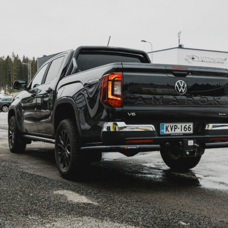 Volkswagen Amarok 2023- modell som har bakre hörnjärn på sig.