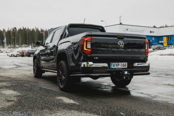 Volkswagen Amarok 2023- modell som har bakre hörnjärn på sig.