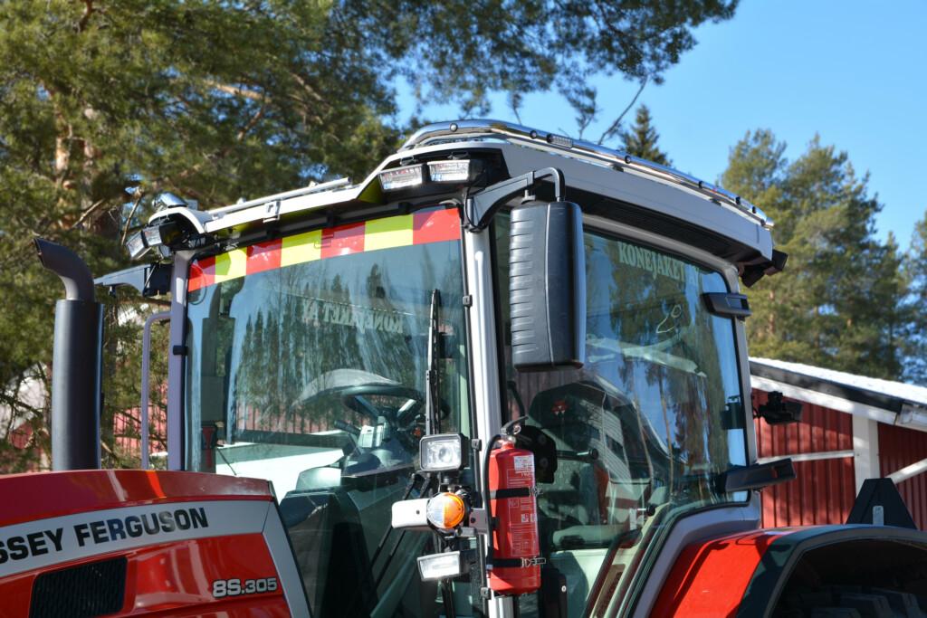 Kuvassa Valoteline katolle Massey Ferguson 8S/9S 2020-