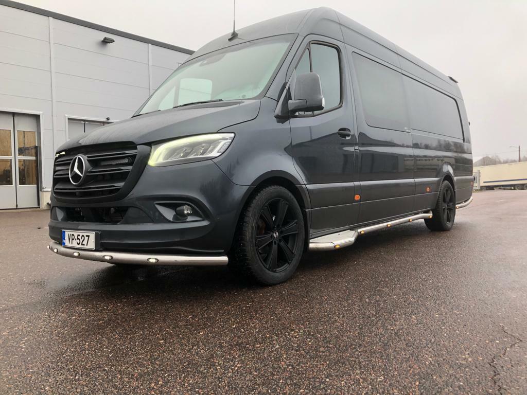 Kuvassa Kylkiputket etuovien astimilla MB Sprinter 2006- (SWB)