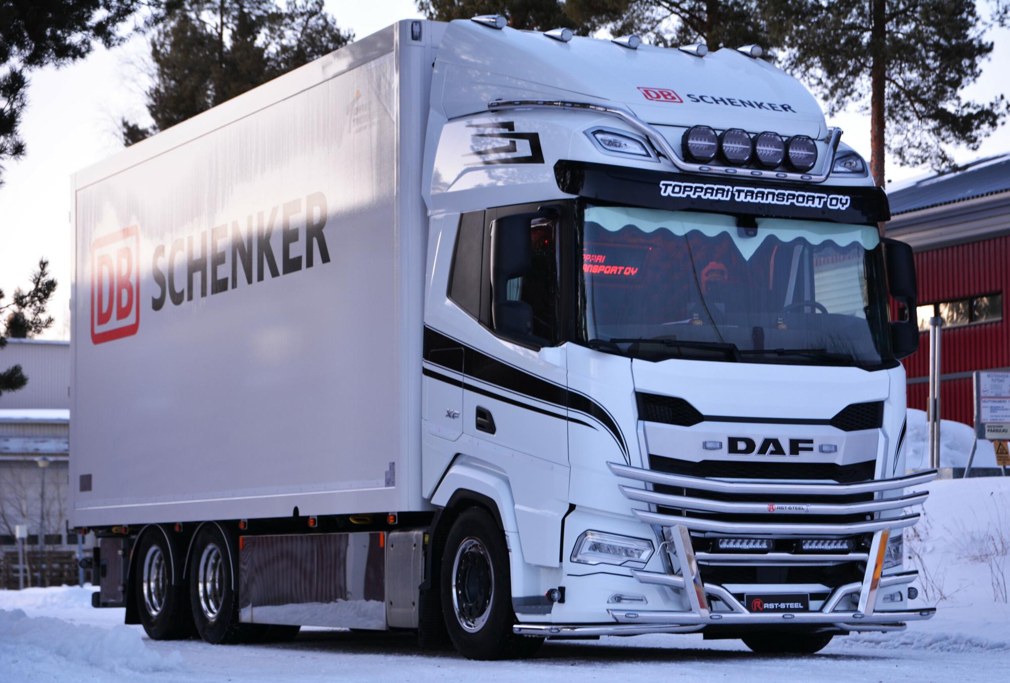Kuvassa Lisävaloteline katolle DAF XF 2022-