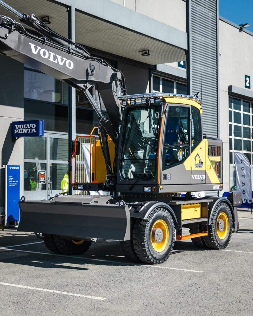 Volvo kaivinkone, jossa valorauta katolla