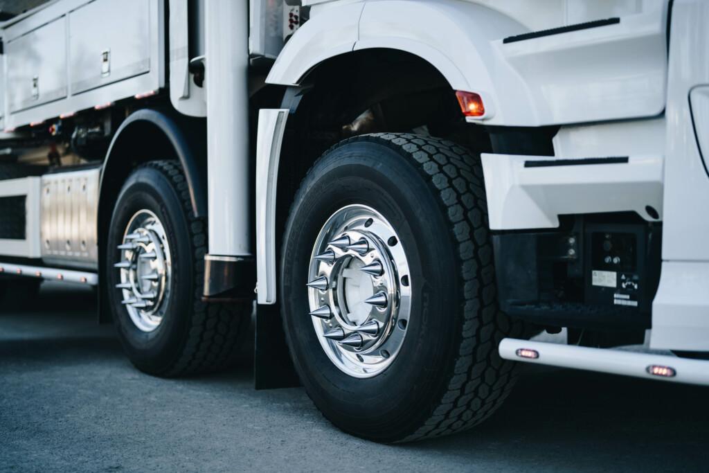 Koristekapselit kuorma-autossa, joissa piikki mutterinsuojukset.