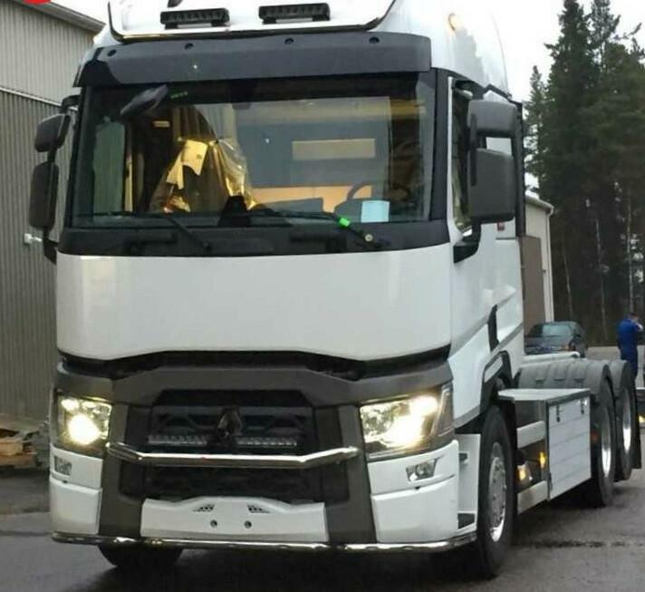 Kuvassa Lisävaloteline maskiin Renault T/ C-sarja