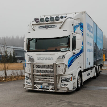 Kuvassa takräcke med korta sidoförlängningar (20H), Scania NextGen 2017- Highline