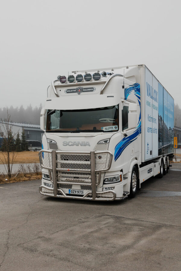 Kuvassa takräcke med korta sidoförlängningar (20H), Scania NextGen 2017- Highline