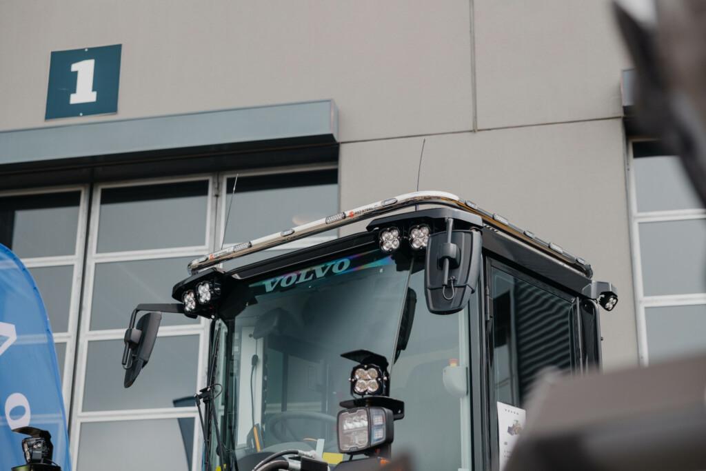 Kuvassa Valoteline katolle Volvo L60-350H pyöräkoneisiin