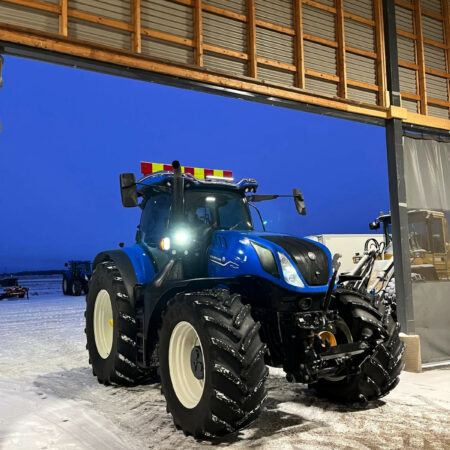 Kuvassa Takräcke New Holland T7 PLM 2023-, Case IF Puma AFS