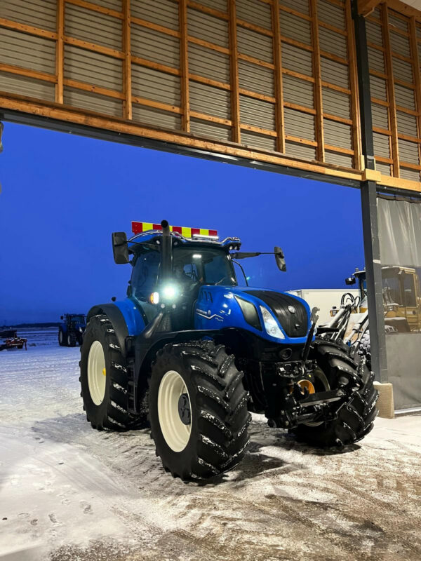 Kuvassa Takräcke New Holland T7 PLM 2023-, Case IF Puma AFS