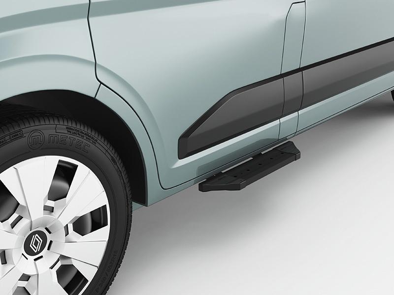 Kuvassa Astinlauta etuoveen Renault Master 2024-