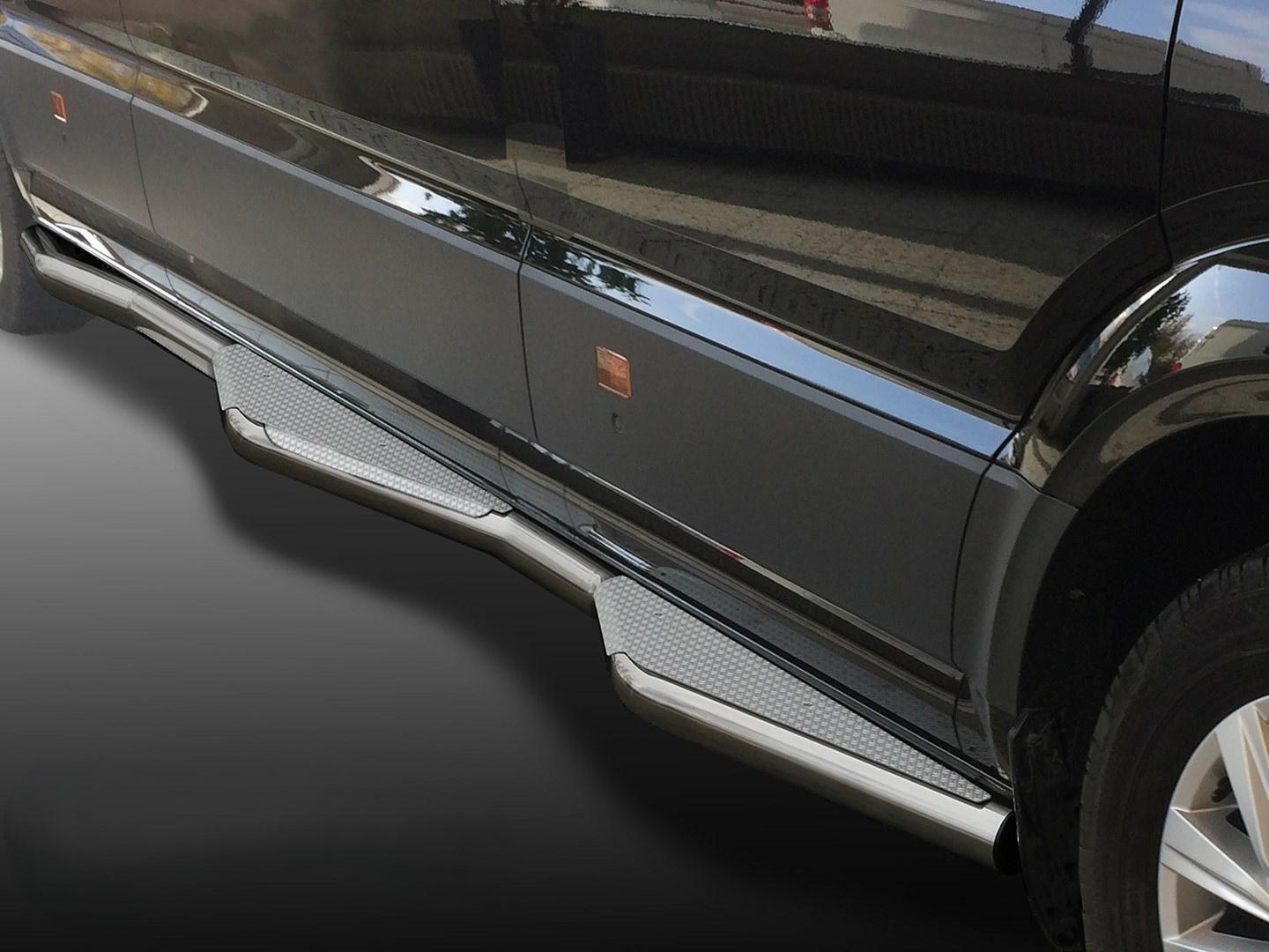 Kuvassa Kylkiputket astimilla VW Crafter 2017- SWB (Etuovet/Liukuovi)