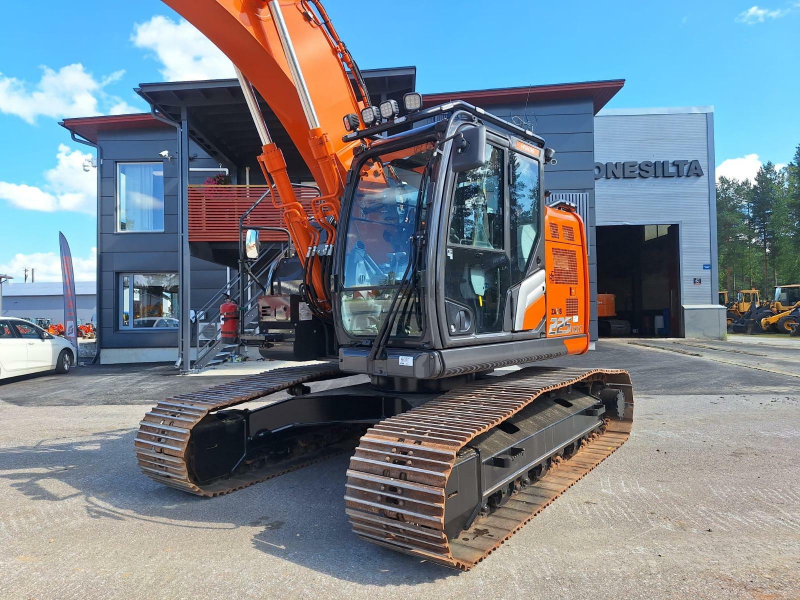 Kuvassa Valoteline katolle Hitachi 7-sarja (THI106 lyhyt ohjaamo)