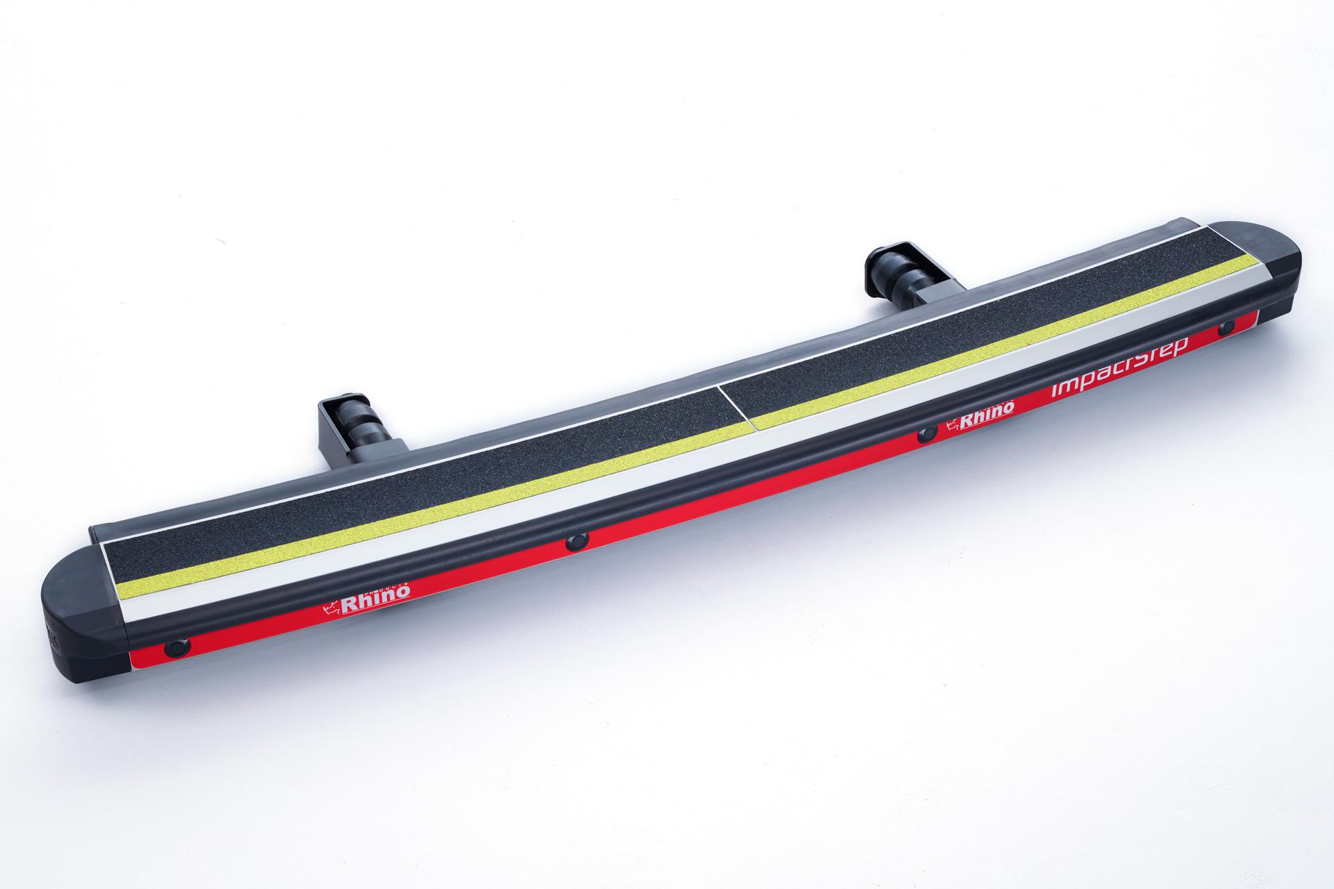 Kuvassa ImpactStep iskunvaimentava takaoven astinlauta Volkswagen Crafter 2017-